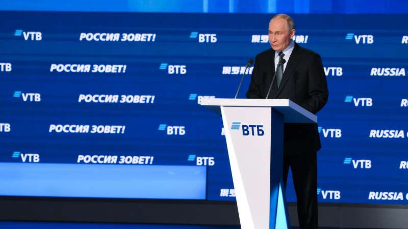 Путин оценил роль администрации Байдена в подрыве доллара