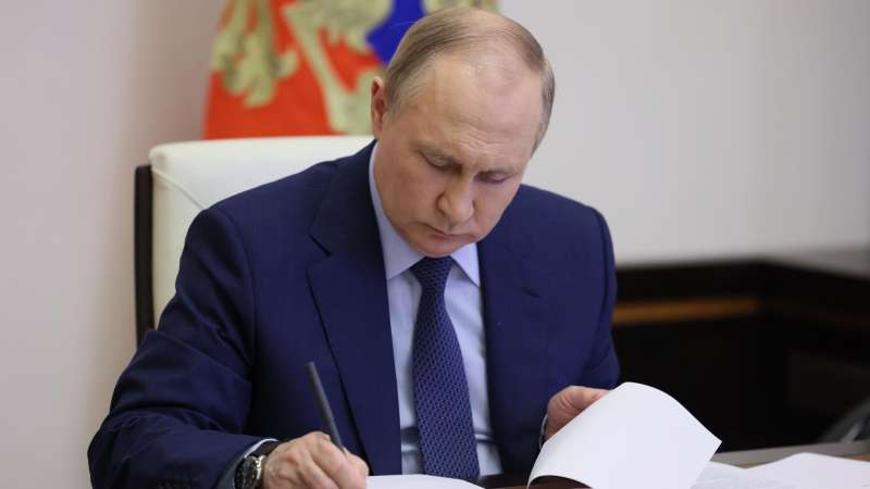 Путин подписал закон о штрафах за незаконное привлечение инвестиций