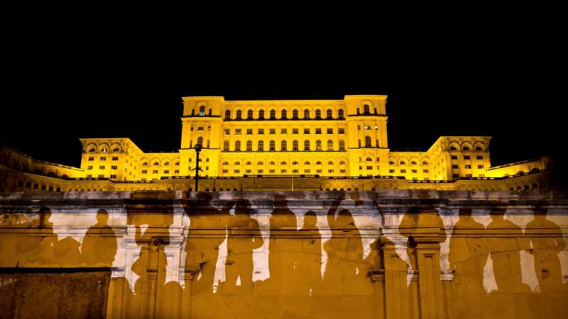 Румынским партиям придется договариваться о коалиции, заявил Боложан