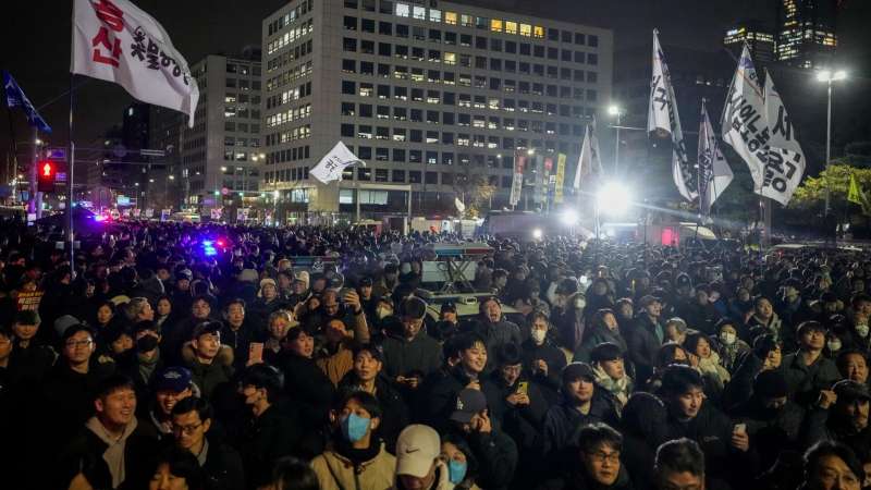 У здания парламента Южной Кореи собрались тысячи митингующих
