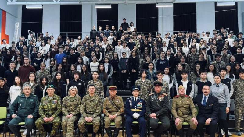 Передвижную выставку "Казахстан в годы ВОВ" провели для детей Астаны музейные специалисты