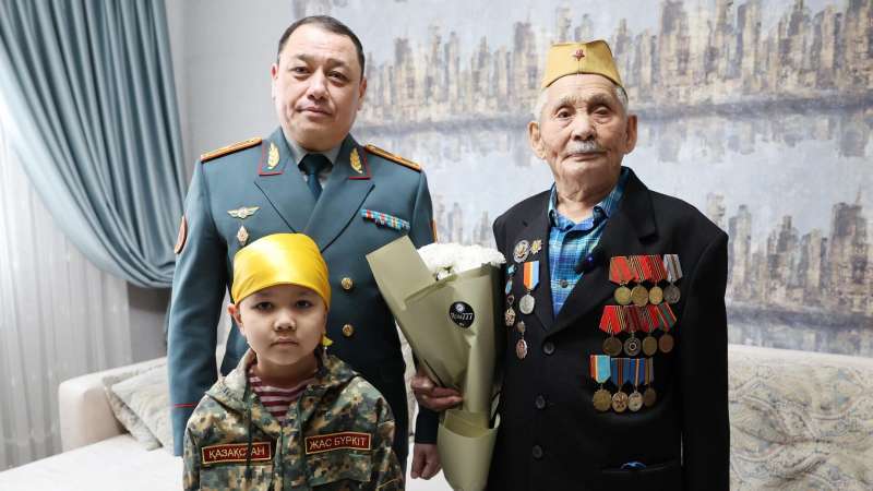101-летнего ветерана Великой Отечественной поздравила Нацгвардия Казахстана