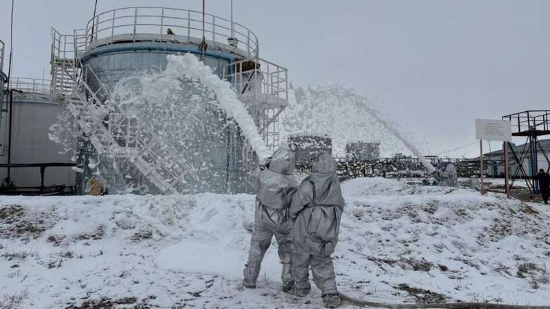 "Пожар" на нефтебазах тушит МЧС во время республиканских учений