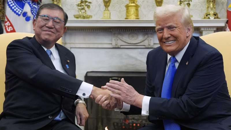 Премьер Японии подарил Трампу золотой самурайский шлем и вазу Кутани