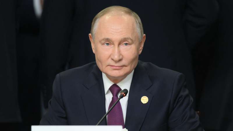 Российские дипломаты продолжат активное противодействие фальсификации истории - Путин