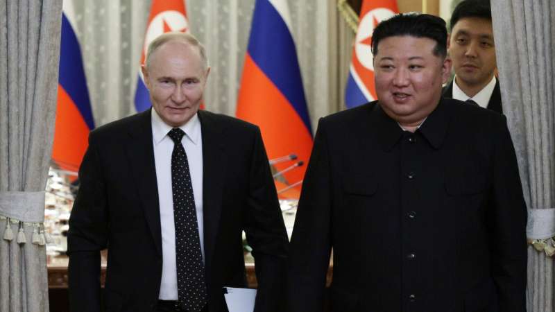 Делегация КНДР передала Путину "боевой привет" от Ким Чен Ына