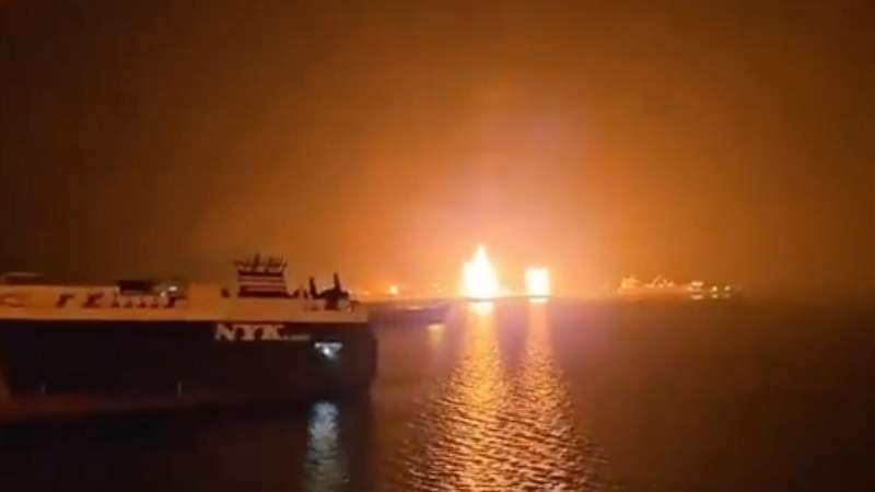 Экипаж поврежденного судна в Йемене пока не связался с властями России