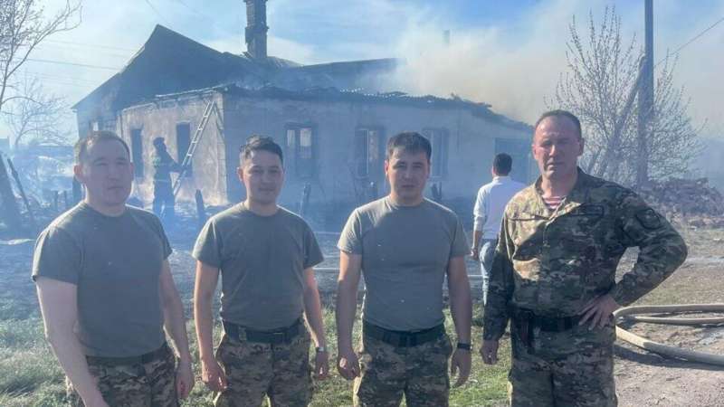 Троих детей спасли из горящего дома бойцы Нацгвардии в Караганде