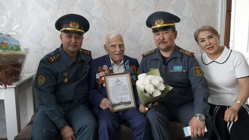 В Семее военнослужащие поздравили ветеранов ВОВ с наступающим Днем Победы