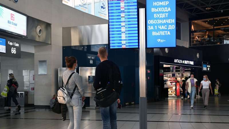 Девочку, оставленную матерью в аэропорту Антальи, вернули в Россию