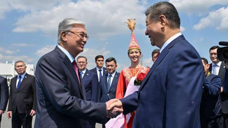 Касым-Жомарт Токаев встретил Си Цзиньпина в аэропорту Астаны