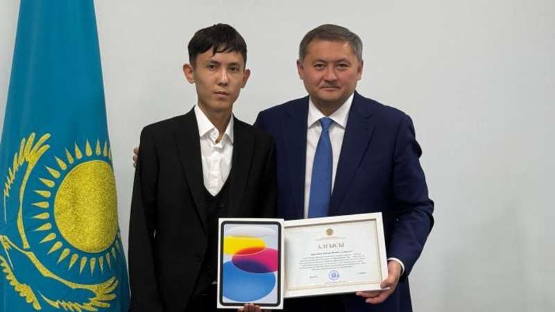 Министр поздравил выпускника, набравшего высший балл на тестировании в Казахстане