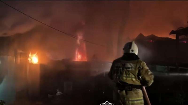 Роковая ночь: во время пожара в Алматы погиб мужчина и опрокинулась машина спасателей
