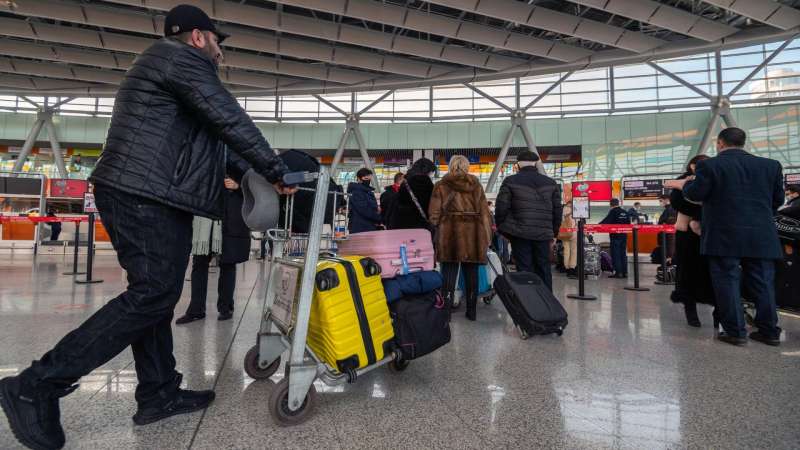 В аэропорту Еревана умер российский турист, пишут СМИ
